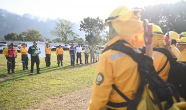 Gran reconocimiento de la gobernadora  a quienes abatieron incendio en Tepoz