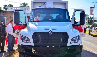 Alan Martínez entregó camión  compactador de basura 2025