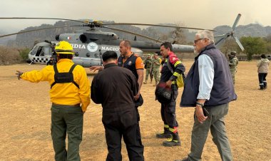 Un voraz siniestro en bosque de Tepoztlán se combate desde aire
