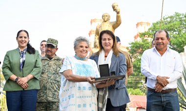 La venera “José María Morelos y Pavón, Morelenses de Excelencia”, entregada