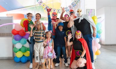 Niños de centro de rehabilitación  y educación especial, festejados