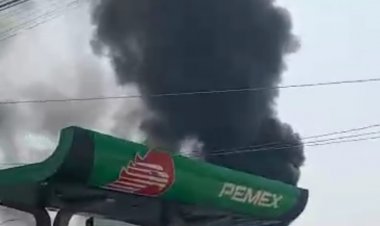 Incendio de fábrica amenazó  viviendas y a una gasolinera