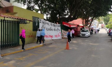 Normalistas se manifiestan contra directivos de IEBEM