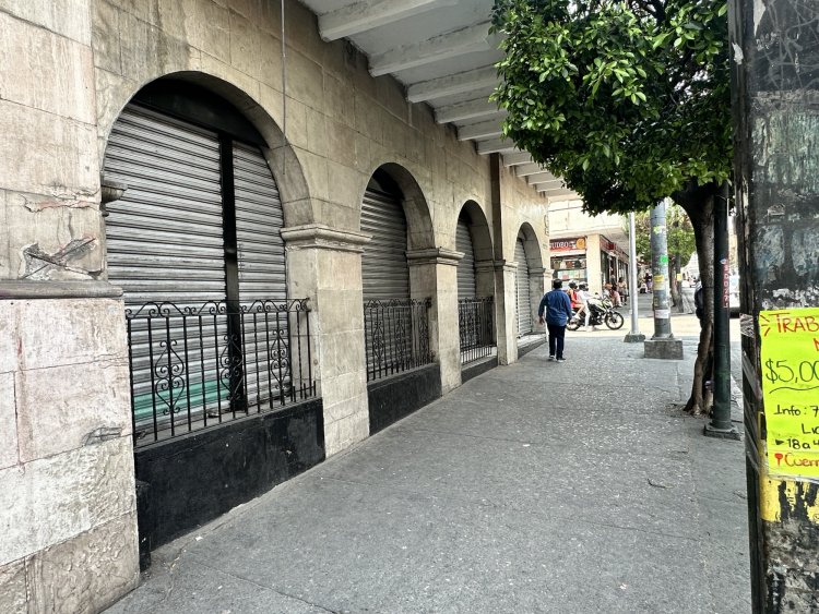 Cerraron muchos comercios este 1-05; gente fue a plazas