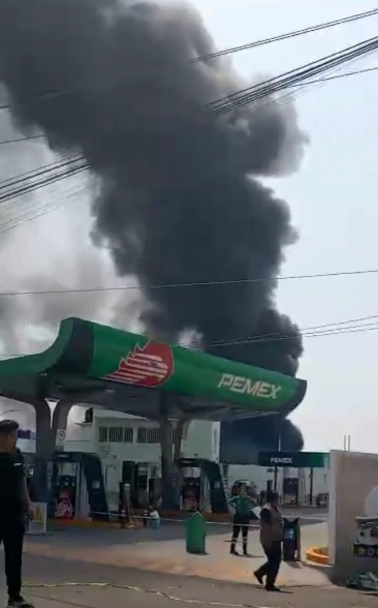 Incendio de fábrica amenazó viviendas y a una gasolinera