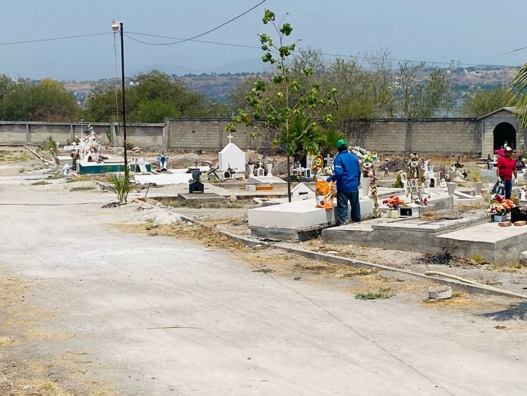 En Jojutla, brigada de salud realiza limpieza de panteones
