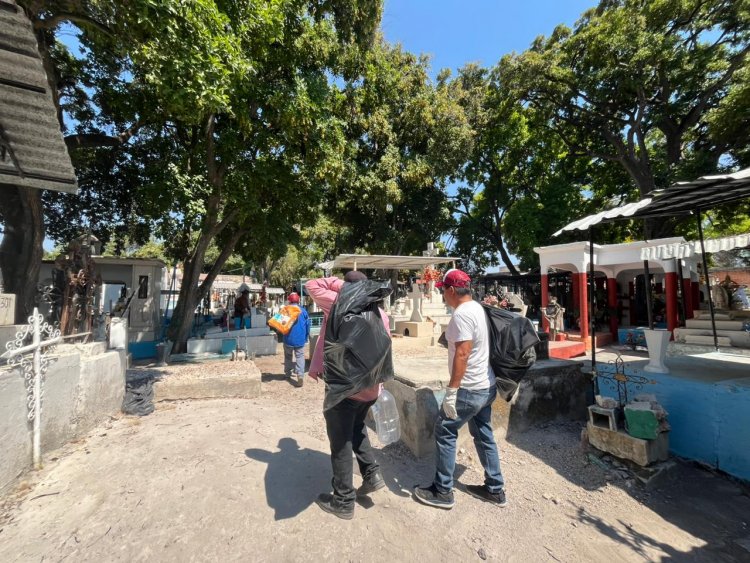 En Jojutla, brigada de salud hace limpieza de panteones