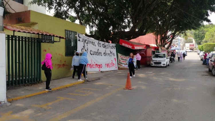 Normalistas se manifiestan contra directivos de IEBEM
