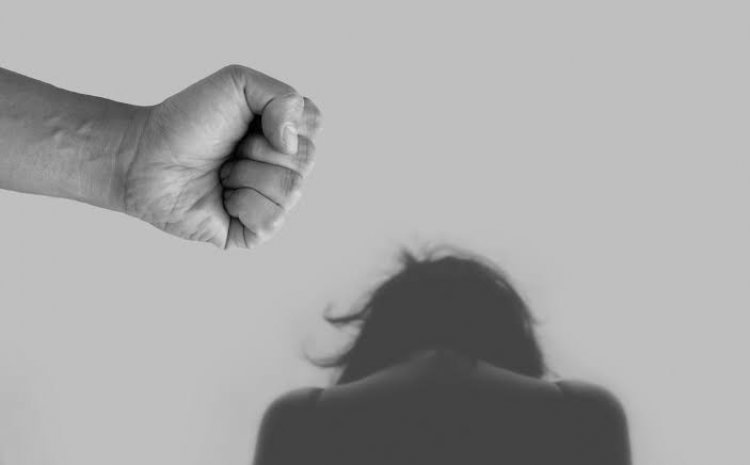 Sorprendido por uniformados cuando golpeaba a una mujer