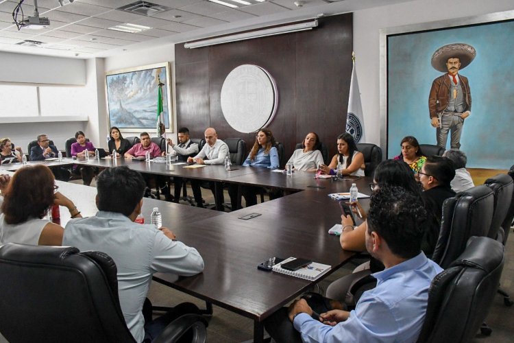 Fiscal Edgar Maldonado sostiene reunión de trabajo con integrantes de colectivos feministas