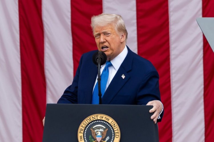 Trump ordena suspender todas las visas para estudiar en EU