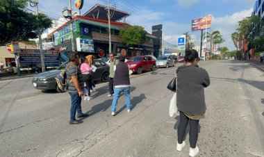 Bloquean Av. Plan de Ayala por trámites en Movilidad