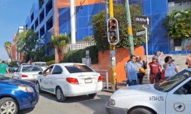 Bloquean taxistas Av. Plan de Ayala