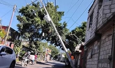 Gran susto por poste fracturado en la colonia Lomas de Cortés