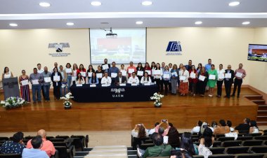 Reciben docentes certificación  nacional por calidad educativa