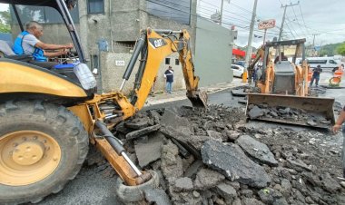 Lluvias deshacen pavimento en la Av. Universidad; debió ser cerrada