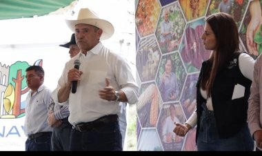 Cuernavaca entrega geomembranas y fertilizante a productores
