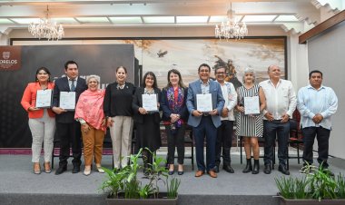 Le cumplió la gobernadora  a los profesores de inglés