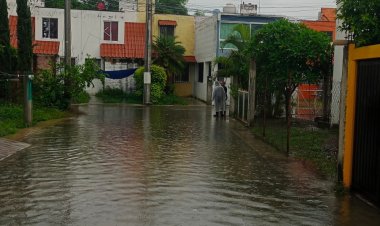Un canal desbordado y encharcamientos  en Jojutla; advierten por inminente riesgo