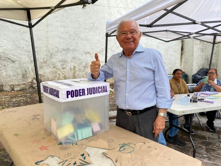 Gobernadora y su gabinete acudieron  a la urna para votar por los juzgadores