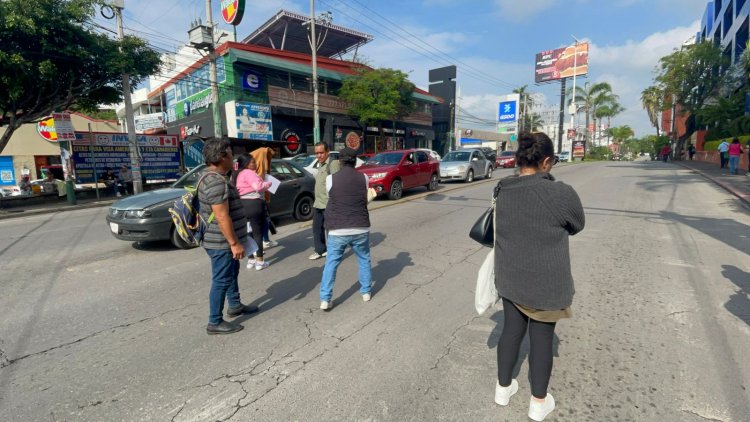 Bloquean Av. Plan de Ayala por trámites en Movilidad