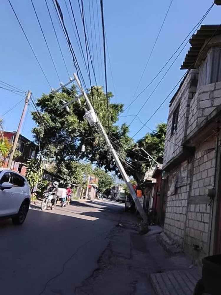 Gran susto por poste fracturado en la colonia Lomas de Cortés