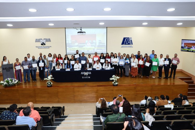 Reciben docentes certificación  nacional por calidad educativa