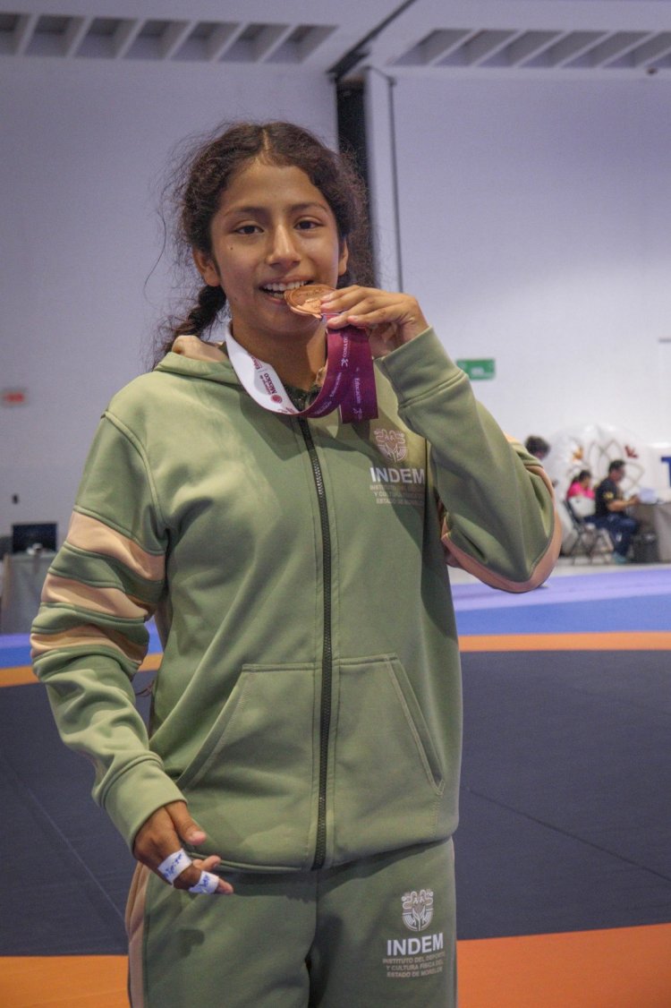 Logra una morelense medalla  en disciplina de lucha asociada