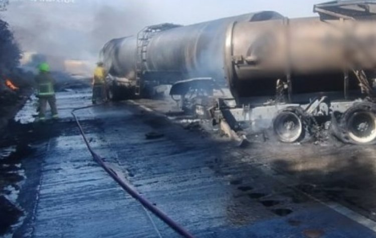 Hubo caos carretero por pipa de  gas volcada en la Pera - Cuautla