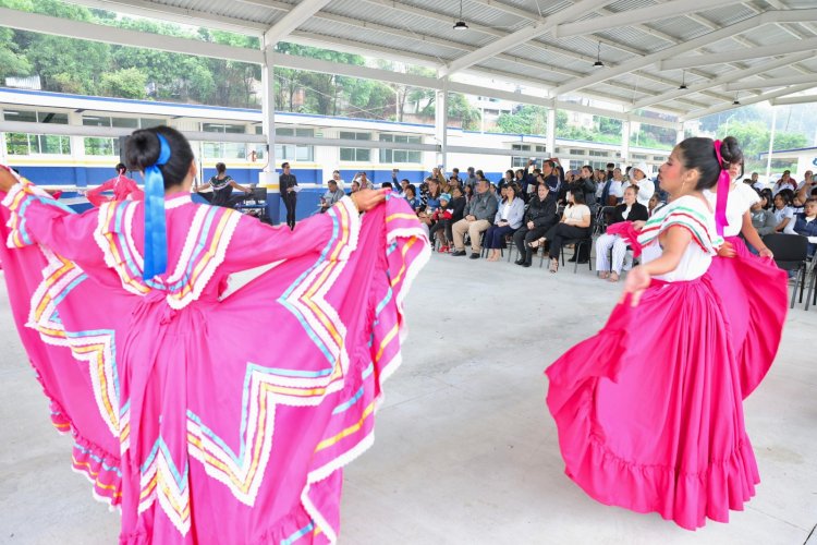 Inauguran academia de teatro danza  y música en un colegio de bachilleres