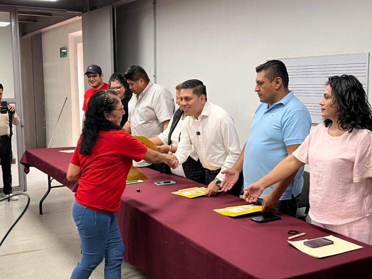 Alcalde de Jojutla, Alan Martínez,  entregó visas a adultos mayores
