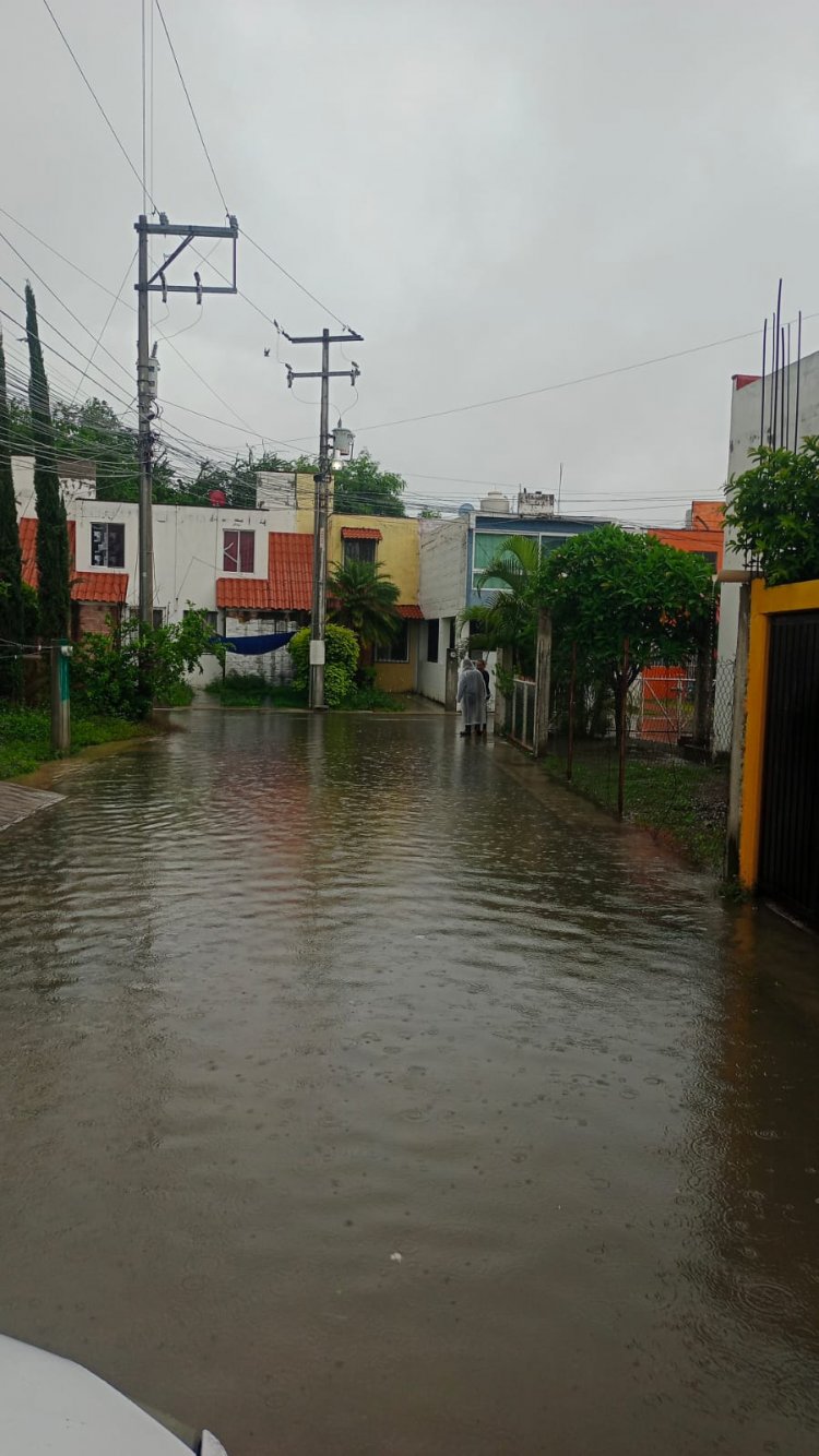 Un canal desbordado y encharcamientos  en Jojutla; advierten por inminente riesgo