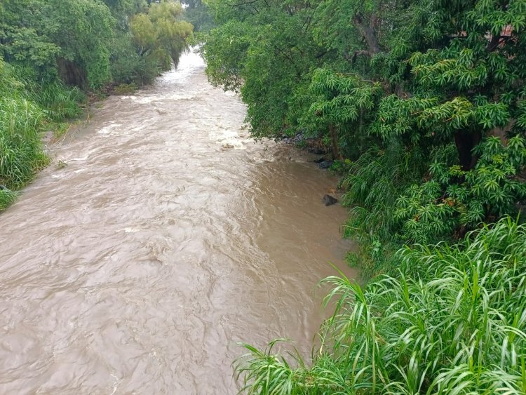 Un canal desbordado y encharcamientos  en Jojutla; advierten por inminente riesgo