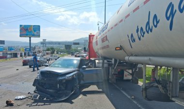Grave accidente de un carro tanque  cargado con gas en vía de Yautepec