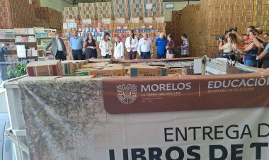 González Saravia dio banderazo  a entrega de los libros de texto