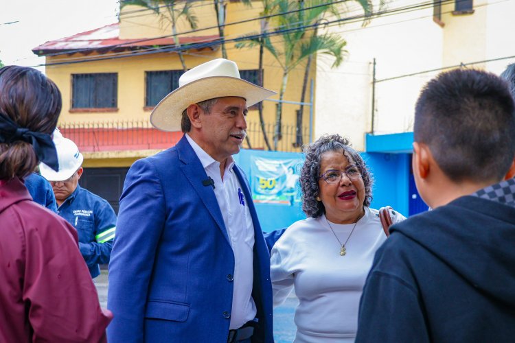 Junto con vecinos, alcalde Urióstegui  supervisó obra de drenaje en F. Magón