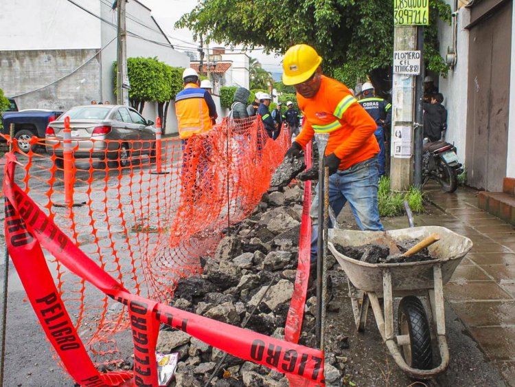 Junto con vecinos, alcalde Urióstegui  supervisó obra de drenaje en F. Magón