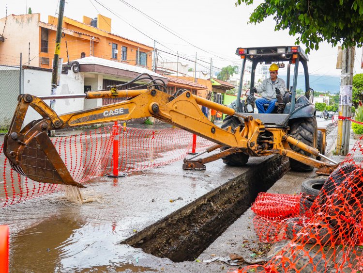 Junto con vecinos, alcalde Urióstegui  supervisó obra de drenaje en F. Magón