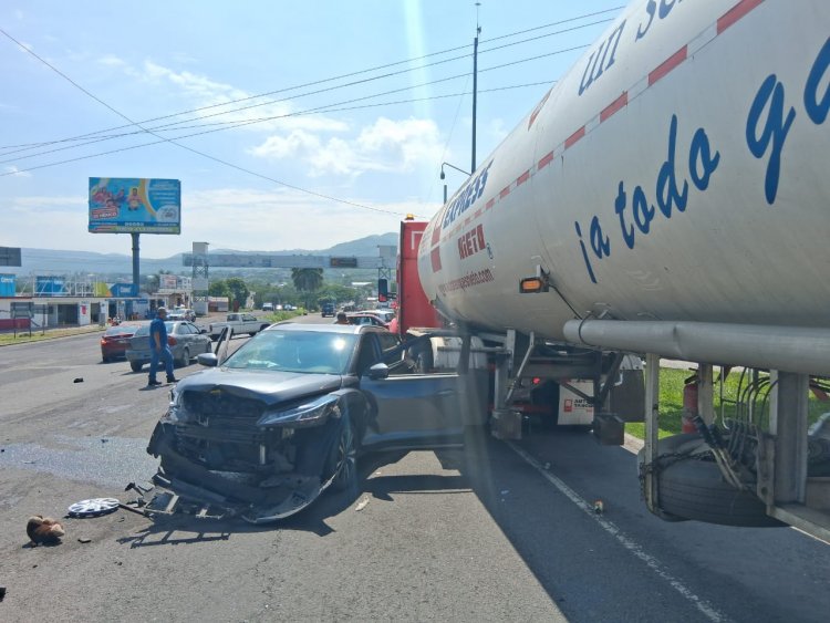 Grave accidente de un carro tanque  cargado con gas en vía de Yautepec