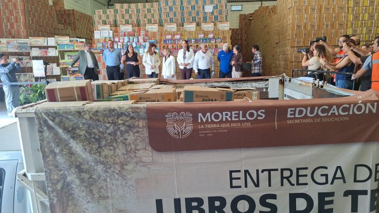 González Saravia dio banderazo a entrega de los libros de texto