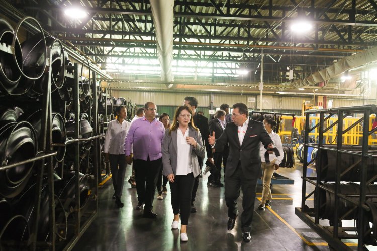 Margarita González visitó una empresa  llantera; conoció planes de crecimiento