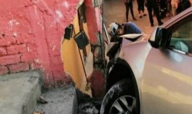 Estampó su auto contra  otro y contra una vivienda