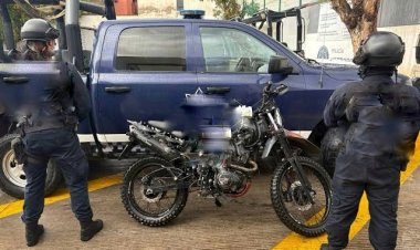 Iban veloces en moto en Yecapixtla;  los paran y confirman que era robada