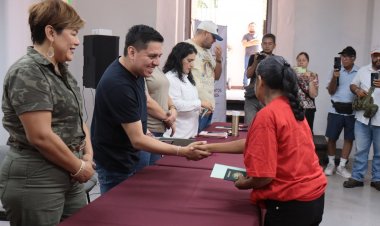 Entrega alcalde de Jojutla 10 visas a adultos mayores