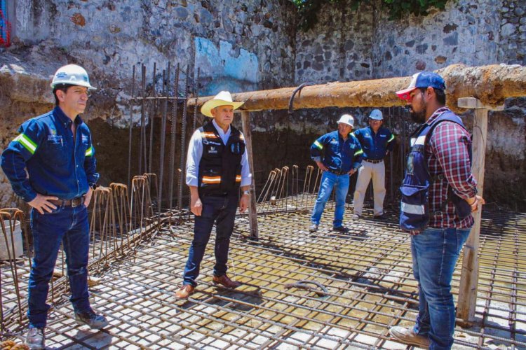 Edil de Cuernavaca supervisa  construcción de tanque elevado