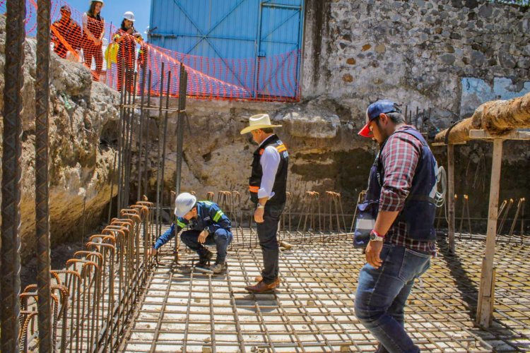 Edil de Cuernavaca supervisa  construcción de tanque elevado