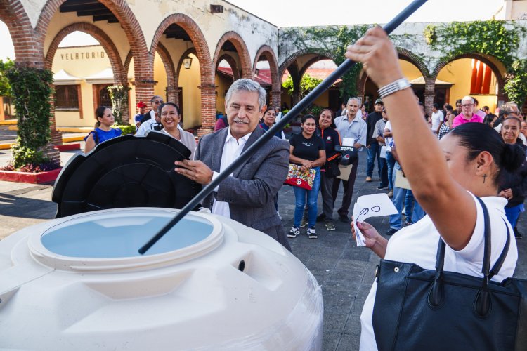 Llegó la segunda entrega del  año de tinacos en Cuernavaca