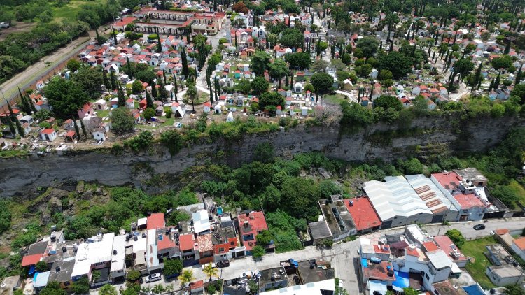 Cuernavaca construye canaleta contra  riesgos en panteón Jardines de La Paz