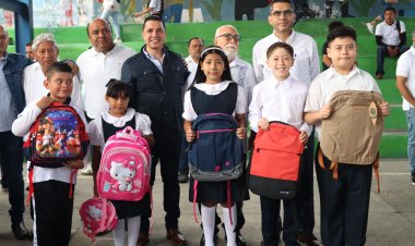 Entregó Eder Rodríguez  más de 30 mil mochilas