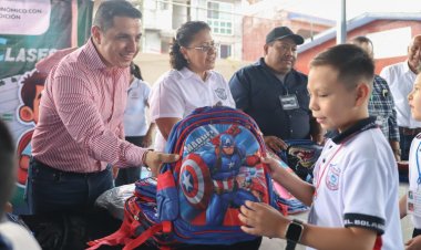 Gobierno de Eder Rodríguez continúa entrega de mochilas